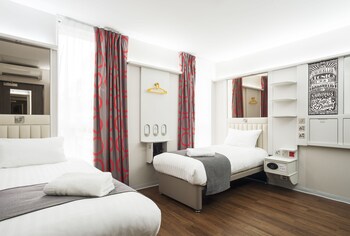 Roupas de cama premium, cofres nos quartos, escrivaninha