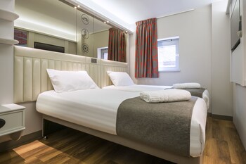 Roupas de cama premium, cofres nos quartos, escrivaninha