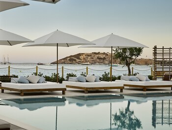 2 outdoor pools, pool umbrellas, sun loungers