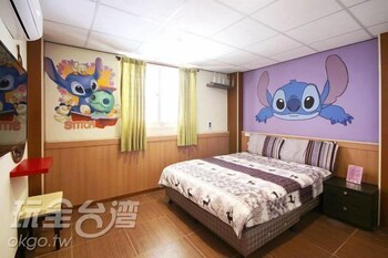 Escritorio y cortinas opacas