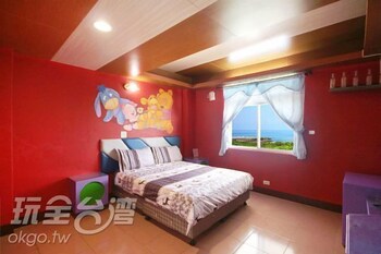 Escritorio y cortinas opacas