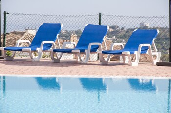 Una piscina al aire libre de temporada