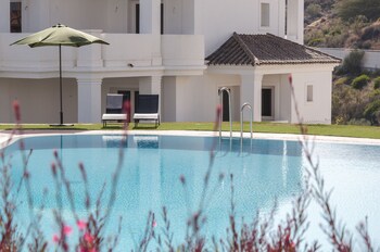 Una piscina al aire libre de temporada