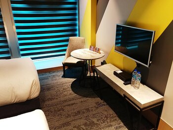 Escritorio, cortinas opacas, wifi gratis