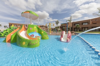 Una piscina al aire libre, sombrillas, tumbonas