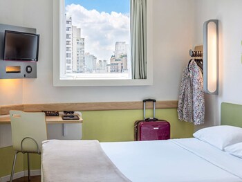 Cortinas blackout, Wi-Fi de cortesia, roupa de cama