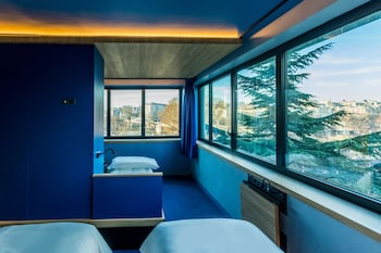 Premium bedding, in-room safe, desk, free WiFi