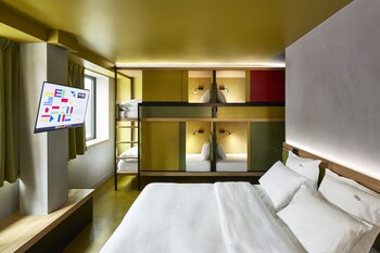 Premium bedding, in-room safe, desk, free WiFi