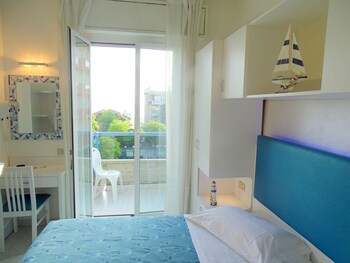 In-room safe, desk, free WiFi