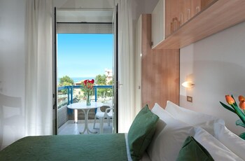 In-room safe, desk, free WiFi
