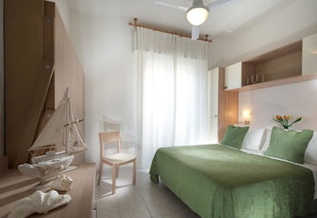 In-room safe, desk, free WiFi