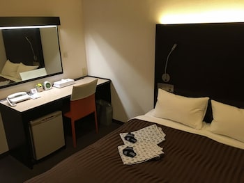 Desk, blackout drapes, free WiFi, linens