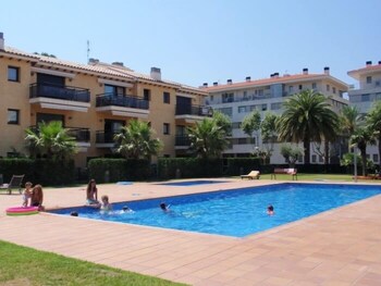 Una piscina al aire libre de temporada