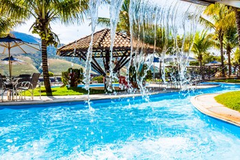 2 piscinas internas, 3 piscinas externas