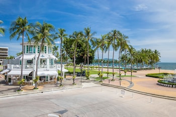 บนชายหาด