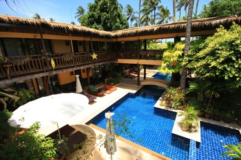 2 outdoor pools, pool umbrellas