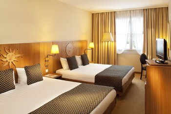 Ropa de cama hipoalergénica, minibar, caja fuerte y escritorio