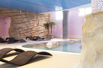 Una piscina cubierta