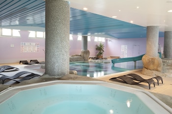 Una piscina cubierta