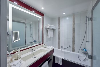 Ensemble douche/baignoire, articles de toilette gratuits, sèche-cheveux