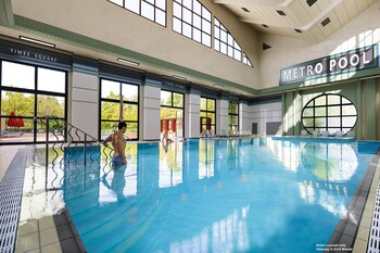 Piscine couverte, piscine extérieure, chaises longues