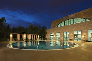 Piscine couverte, piscine extérieure, chaises longues