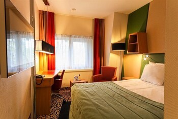 Een minibar, een kluis op de kamer, een bureau, verduisterende gordijnen