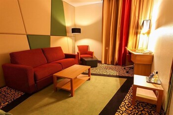 Een minibar, een kluis op de kamer, een bureau, verduisterende gordijnen