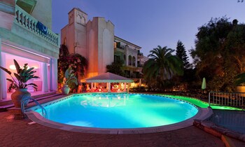 2 piscinas cubiertas, 3 piscinas al aire libre, tumbonas