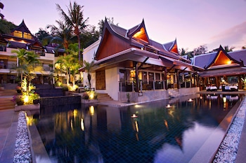 4 outdoor pools, pool umbrellas, pool loungers