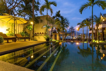 4 outdoor pools, pool umbrellas, pool loungers