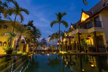4 outdoor pools, pool umbrellas, pool loungers