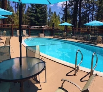 Una piscina al aire libre de temporada
