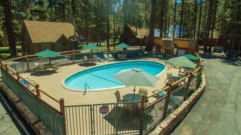 Una piscina al aire libre de temporada