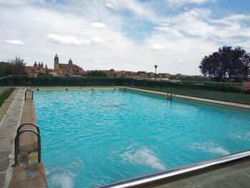 Una piscina al aire libre