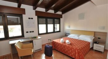 Minibar, una cassaforte in camera, una scrivania, Wi-Fi gratuito