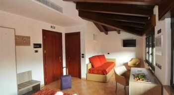Minibar, una cassaforte in camera, una scrivania, Wi-Fi gratuito