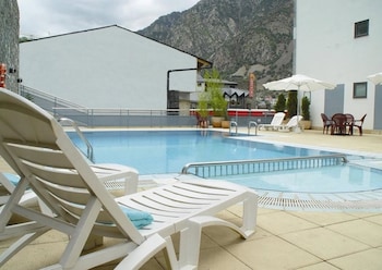 Una piscina al aire libre