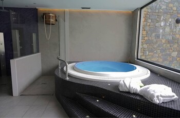 Bañera de hidromasaje en el interior