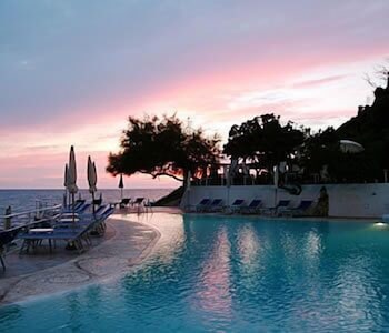 Piscina coperta, piscina all'aperto, ombrelloni da piscina, lettini