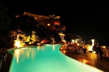 Piscina coperta, piscina all'aperto, ombrelloni da piscina, lettini