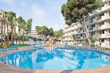Piscina stagionale all'aperto, ombrelloni da piscina, lettini