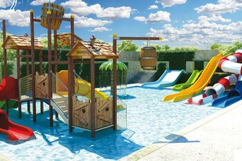 Piscina stagionale all'aperto, ombrelloni da piscina, lettini