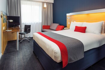 Desk, iron/ironing board, free WiFi, linens