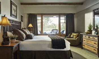 Premium bedding, in-room safe, desk, blackout drapes