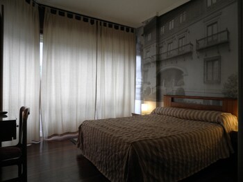 Ropa de cama hipoalergénica, caja fuerte, escritorio y cortinas opacas