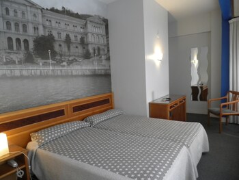 Ropa de cama hipoalergénica, caja fuerte, escritorio y cortinas opacas