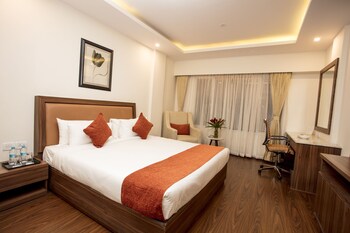 Minibar, in-room safe, desk, iron/ironing board