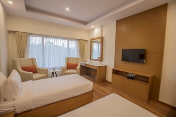 Minibar, in-room safe, desk, iron/ironing board