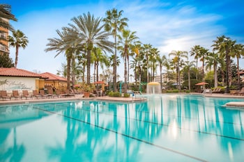 2 piscinas al aire libre (de 7:00 a 23:00), sombrillas, tumbonas
